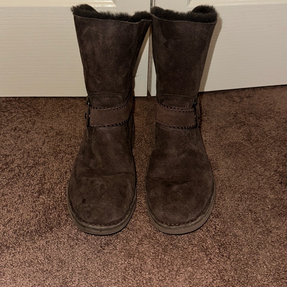 Ugg boots. Brown color. Size 9.